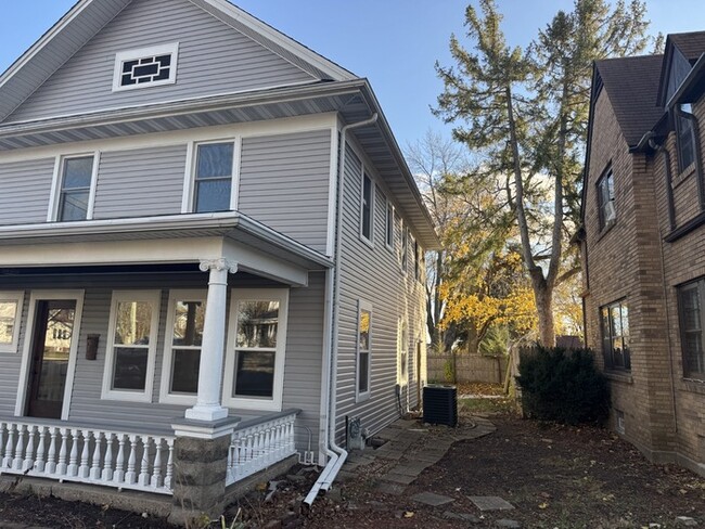 1851 E State St in Rockford, IL - Building Photo - Building Photo