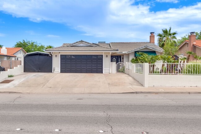 340 Palo Verde Dr in Henderson, NV - Foto de edificio - Building Photo