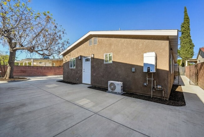 13054 Terra Bella St in Los Angeles, CA - Building Photo - Building Photo