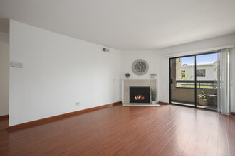 424 Oak St, Unit 228 in Glendale, CA - Building Photo - Building Photo