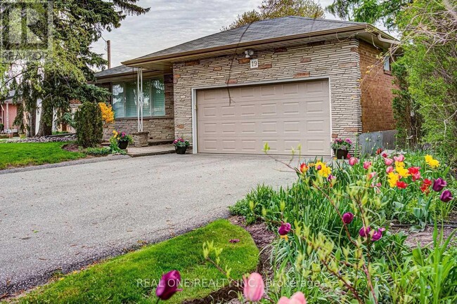 19 Versend Dr in Toronto, ON - Building Photo - Building Photo
