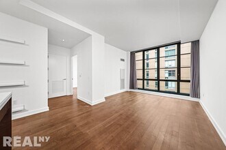 261 W 25th St in New York, NY - Building Photo - Building Photo