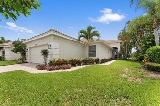 8541 Peppertree Way in Naples, FL - Foto de edificio - Building Photo