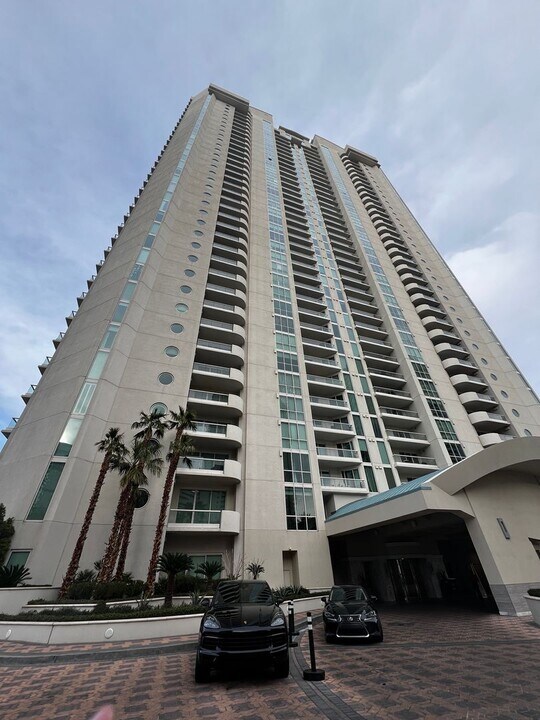 2777 Paradise Rd in Las Vegas, NV - Building Photo