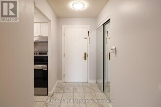 18 Sommerset Way in Toronto, ON - Building Photo - Building Photo