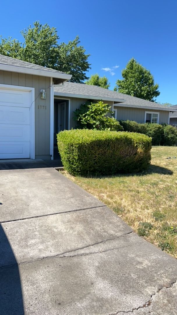 1771 Tanglewood Ln in Medford, OR - Building Photo - Building Photo