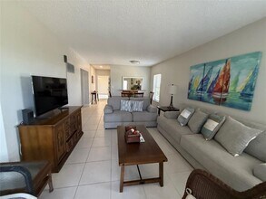 4117 Bougainvilla Dr, Unit 412 in Lauderdale-by-the-Sea, FL - Building Photo - Building Photo