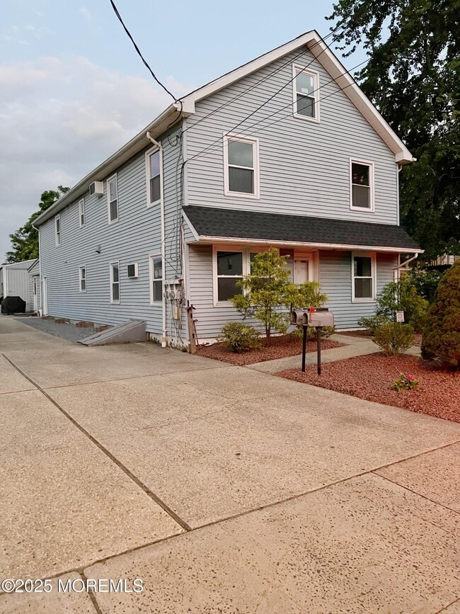 33 Lower Main St
