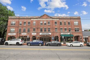 633 Old Post Rd in Bedford, NY - Building Photo