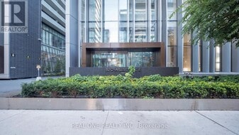 50 Charles St E in Toronto, ON - Building Photo