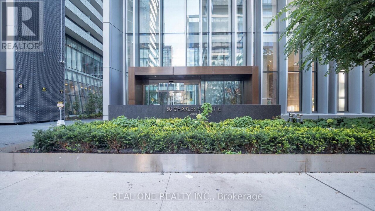 50 Charles St E in Toronto, ON - Building Photo