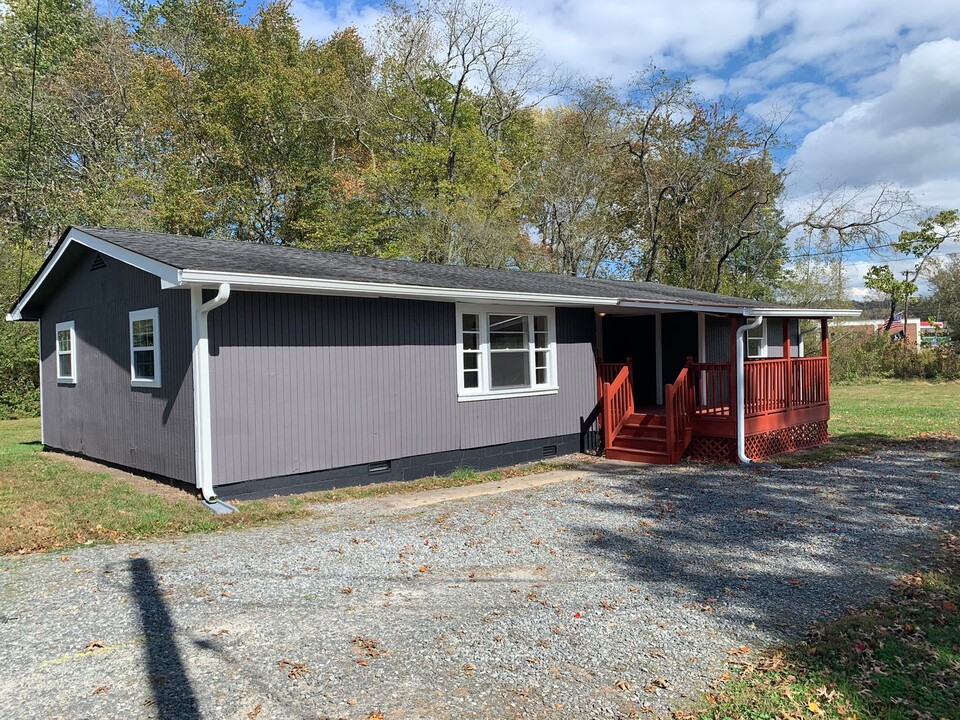 40 Humble Dr in Brevard, NC - Building Photo