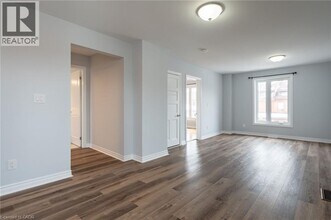 325 Robert St in , ON - Building Photo - Building Photo