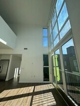 5750 Hollywood Blvd, Unit 737 in Los Angeles, CA - Building Photo - Building Photo