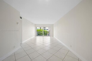 450 Paradise Isle Blvd in Hallandale Beach, FL - Building Photo