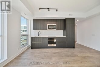 327-4327 King St W in Toronto, ON - Building Photo - Building Photo