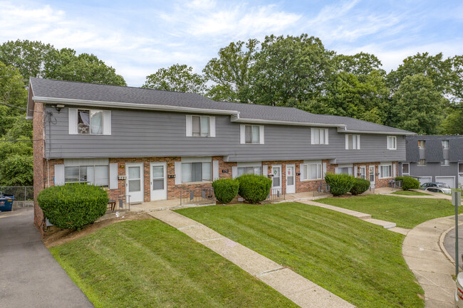 Dominion Townhomes & Apartments in Akron, OH - Foto de edificio - Building Photo