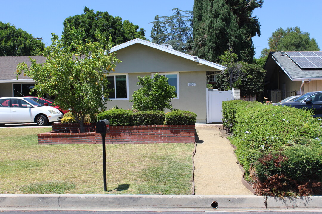 18847 Tuba St in Northridge, CA - Foto de edificio