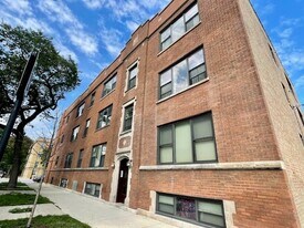 1520 W Winona St in Chicago, IL - Building Photo