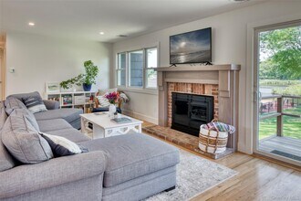 3 Bishop Ave in Westhampton, NY - Foto de edificio - Building Photo
