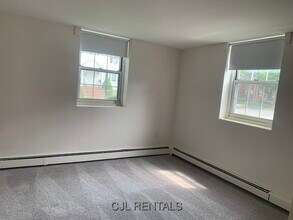 6 Harris Cir in Arlington, MA - Foto de edificio - Building Photo