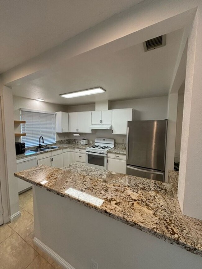 1105 Beechdale Dr in Palmdale, CA - Foto de edificio - Building Photo