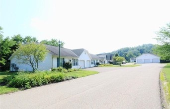 109-128 Lucas Dr in Dresden, OH - Foto de edificio - Building Photo