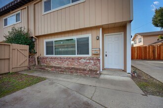 5336 Karbet Way in Sacramento, CA - Building Photo - Building Photo