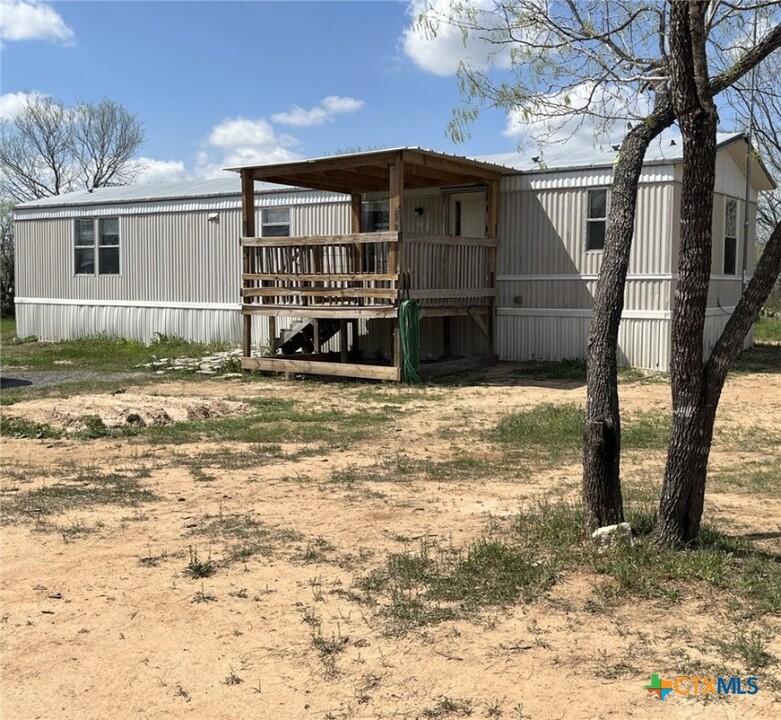 1103 Olmos Rd in Seguin, TX - Building Photo