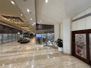 801 Brickell Bay Dr, Unit 2064 in Miami, FL - Building Photo - Building Photo