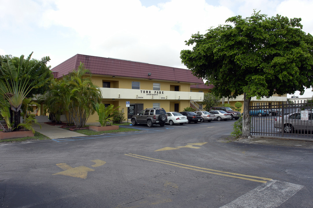 Town Park Apartments in Miami, FL - Building Photo