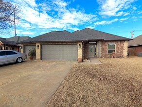 2517 Thomas Dr in Moore, OK - Building Photo - Building Photo