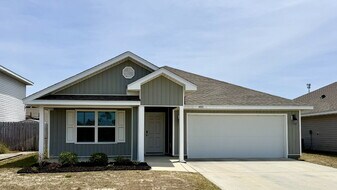 4016 Pioneer Ln. in Callaway, FL - Building Photo