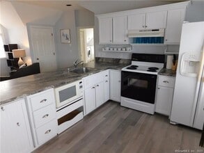 14 Rocky Point Rd in Old Saybrook, CT - Foto de edificio - Building Photo