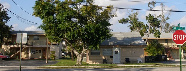 126-128 SW 1st St in Dania, FL - Building Photo - Building Photo