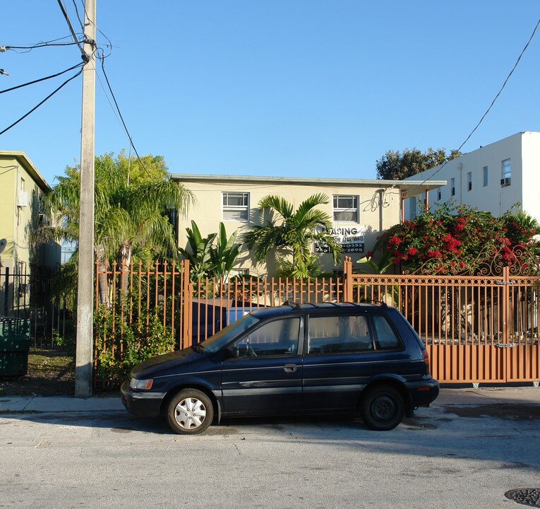 1319 NW 60th St in Miami, FL - Foto de edificio