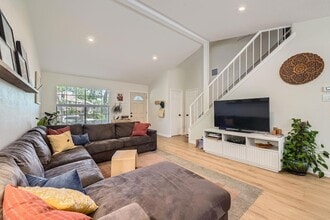 7301 Saralee Trail in Austin, TX - Foto de edificio - Building Photo