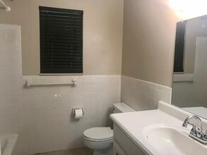 8732 W 70th St in Merriam, KS - Foto de edificio - Building Photo