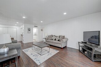 5863 Inwood Dr in Houston, TX - Foto de edificio - Building Photo