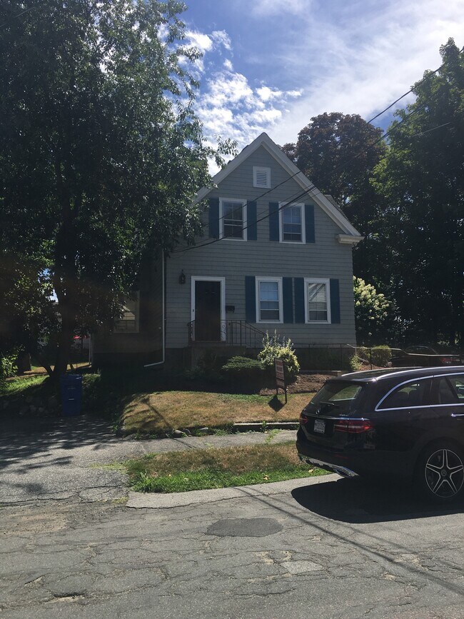 22 Sweetser St in Wakefield, MA - Foto de edificio - Building Photo