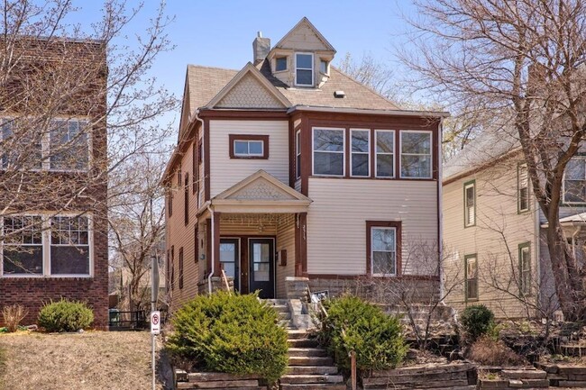 2515 Lyndale Ave S in Minneapolis, MN - Foto de edificio - Building Photo
