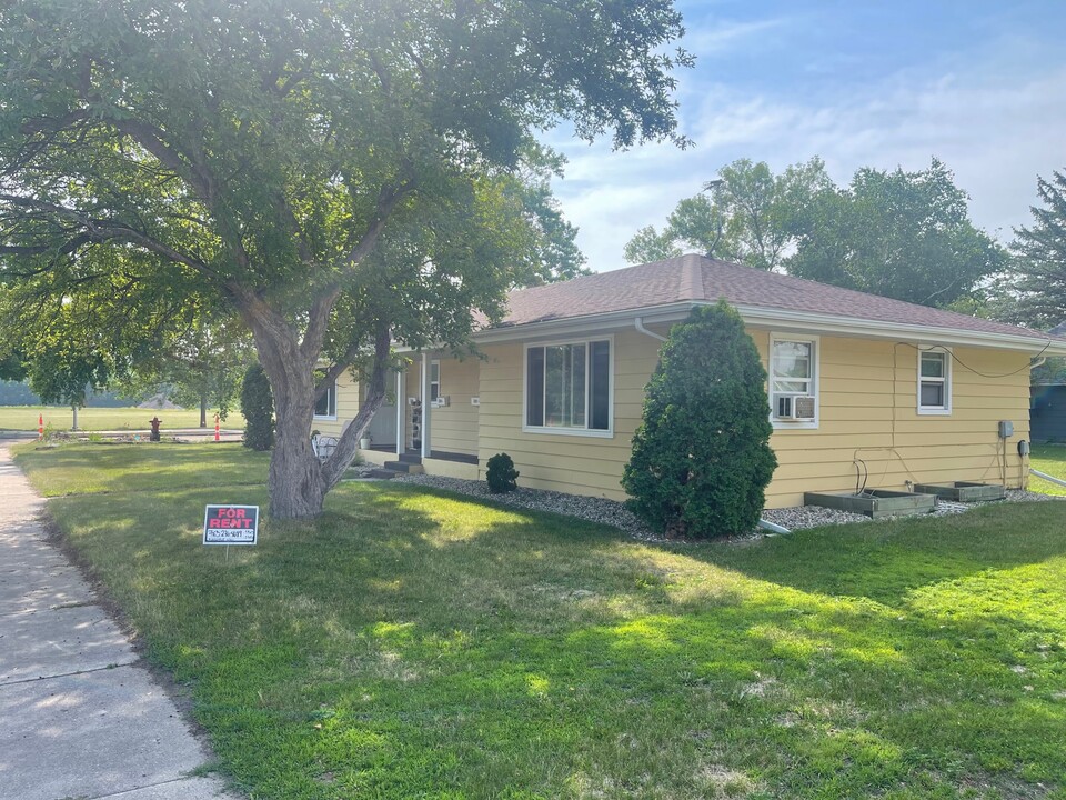 318 14th Ave E, Unit C in Alexandria, MN - Building Photo