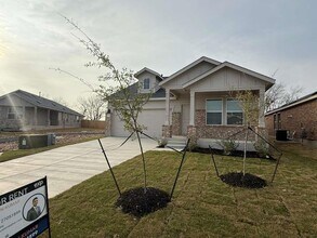 545 Sormonne Lp in Kyle, TX - Foto de edificio - Building Photo