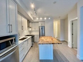 4380-4380 Lakeshore Rd in Kelowna, BC - Building Photo - Building Photo