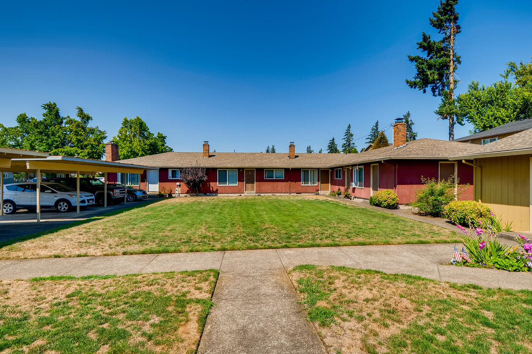 Holladay Apartments in Canby, OR - Building Photo