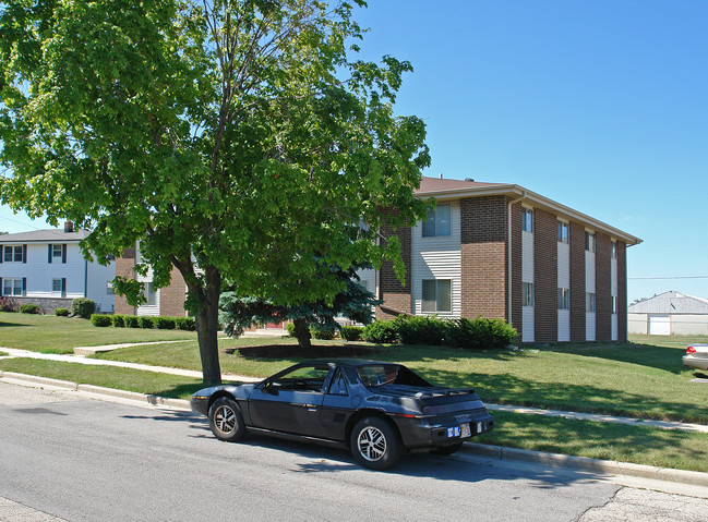 8816 Buckingham Dr in Sturtevant, WI - Foto de edificio - Building Photo