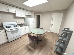 645 Burnside Ave in East Hartford, CT - Foto de edificio - Building Photo