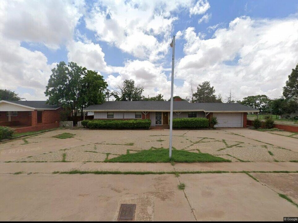 204 E Cardwell St in Brownfield, TX - Building Photo