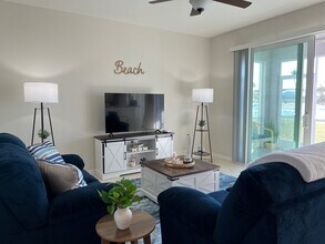 16635 Lake Circle Dr, Unit 613 in Ft. Myers, FL - Foto de edificio - Building Photo