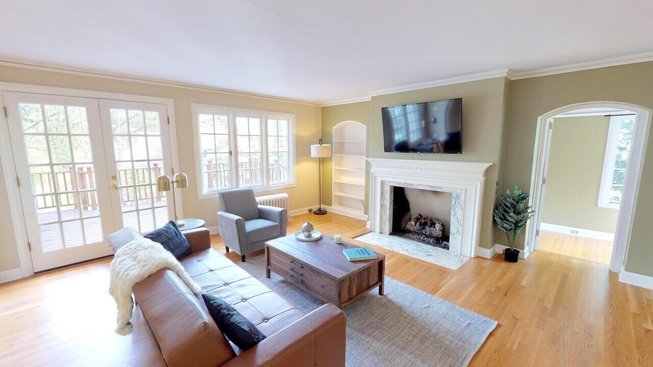 2371 SW Montgomery Dr in Portland, OR - Foto de edificio